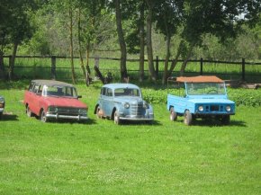 Музей ретро автомобилей в деревне Тешевицы Псковской области.