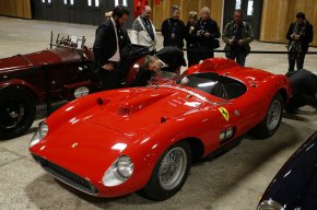 Раритетный Ferrari был продан на аукционе за 32 млн евро